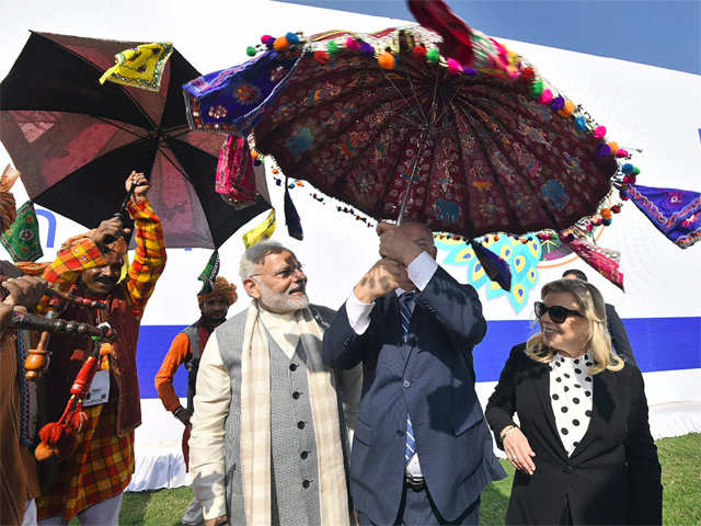 Netanyahu tries a traditional umbrella