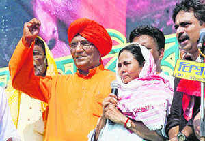 REACHING OUT: Mamata Banerjee and Swami Agnivesh at a rally in Lalgarh on Monday