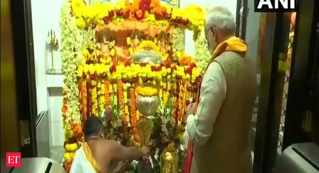 pm-narendra-modi-visits-125-yr-old-shiva-temple-in-muscat-the
