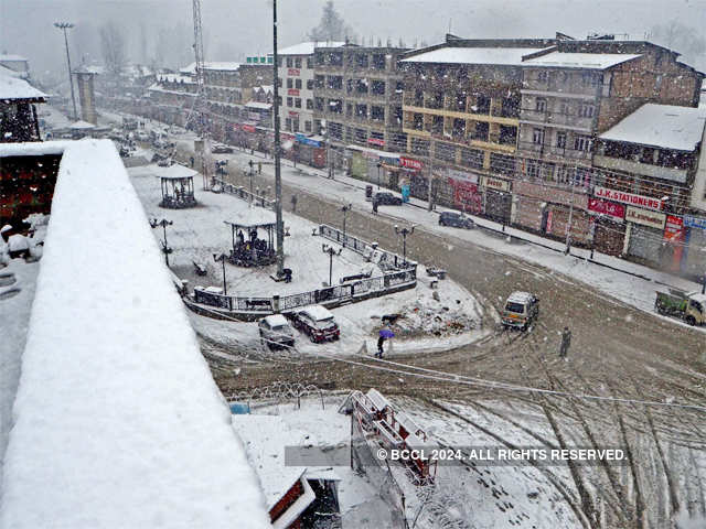 Lal Chowk drapped in white
