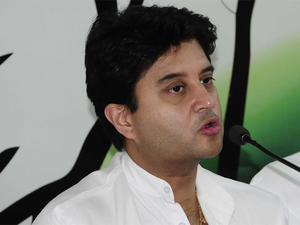 Jyotiraditya Scindia fights lonely battle as Congress stalwarts keep away