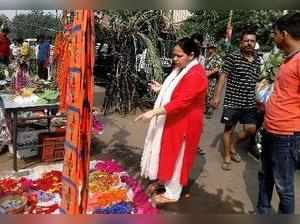 Patna: RJD chief LalU Prasad's daughter and MP Misa Bharti buying Puja items at ...