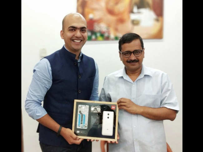 Xiaomi's Manu Kumar Jain meets Arvind Kejriwal, gifts him a Redmi Note 5