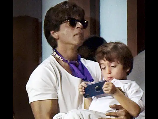 Shah Rukh Khan playing with Ziva is winning our hearts! Shah Rukh Khan playing with Ziva is winning our hearts!