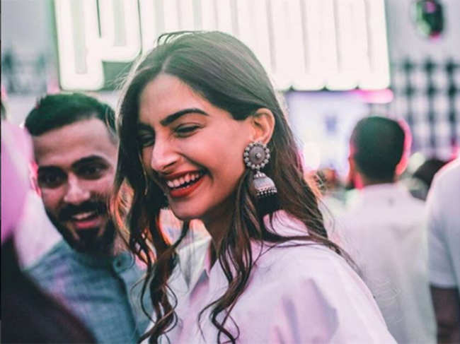 Sonam Kapoor, Anand Ahuja go green, opt for an elegant e-card for their big, fat wedding