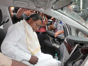 Siddaramaiah gets emotional at MLAs' meet, senior leaders blame him for defeat
