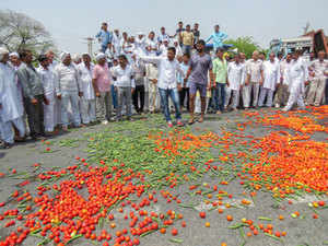 Protest-farmers-pti