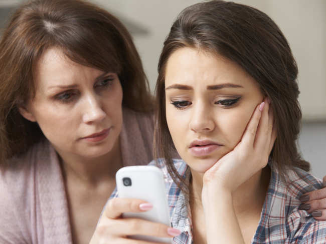 cyberbullies-family-parents-mother-daughter_ThinkstockPhotos