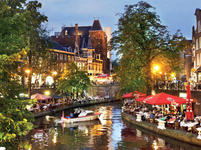 UTRECHT CALLING: In the city of Utrecht, a canal tour reveals an interesting nightlife that unfolds fabulous Karlovy Vary restaurants, collegian parties and fun times. Ready?