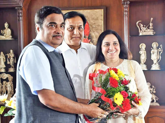 Nitin Gadkari and Rana Kapoor with wife Bindu