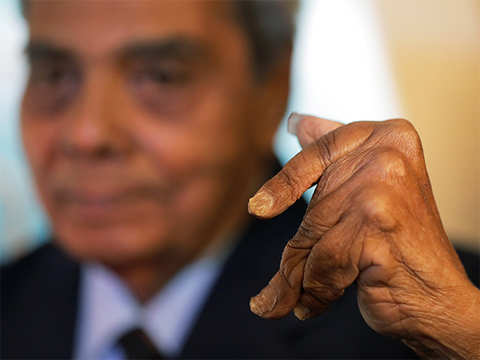 A man with the longest nail in the world that has continued to grow for 50  years - GIGAZINE