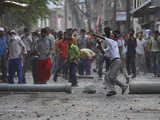 Kashmiri protesters throw stones at security forces