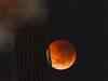   Lovers look at the lunar eclipse 