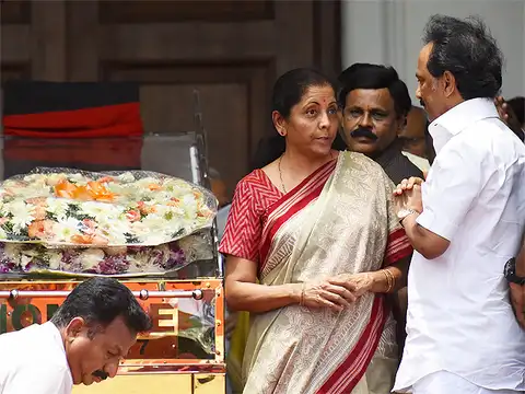 ​Nirmala Sitharaman pays last respects