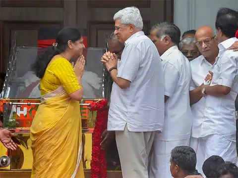Prakash Karat extends condolences