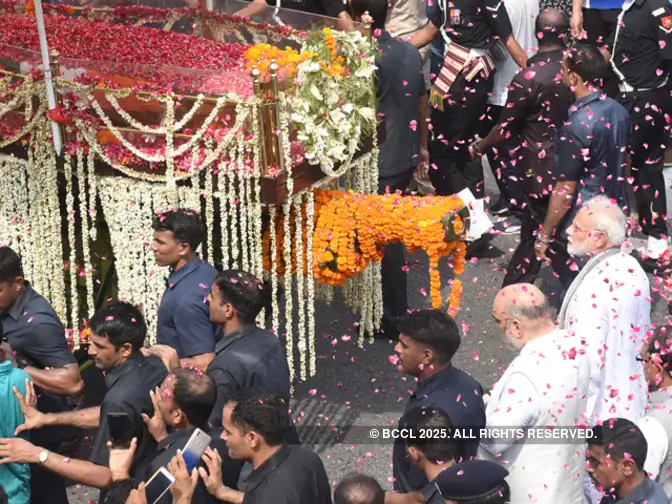 Lighting Funeral Pyre To Bring Closure >> Former Pm Vajpayee Cremated With Full State Honour Daughter Namita Lighting Funeral Pyre To Bring Closure >> Former Pm Vajpayee Cremated With Full State Honour Daughter Namita