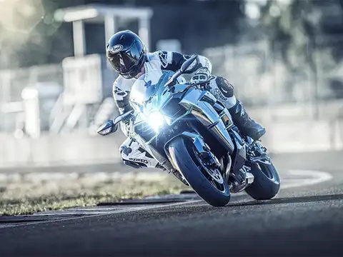 Sets speed record at Bonneville