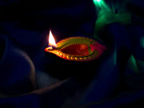 Deck-Up With Delicate Diyas