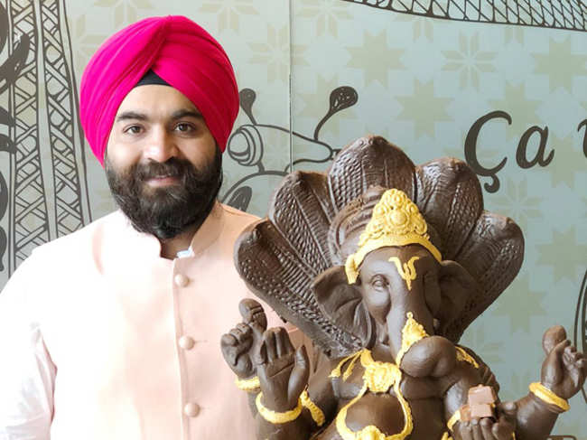 Harjinder Singh Kukreja ‏ with chocolate Ganesha