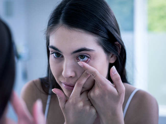 contact-lenses-eyes-GettyImages-846147388