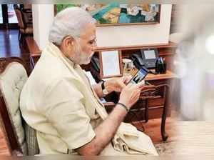 PM Modi using mobile