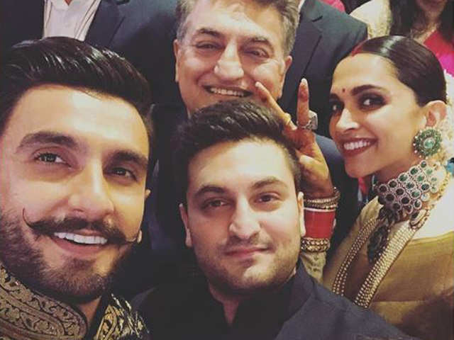 Deepika, Ranveer set couple goals at Bengaluru reception; PV Sindhu, Anil  Kumble among guests - The Economic Times