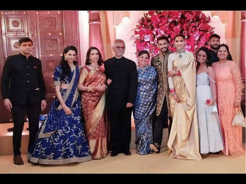 Deepika, Ranveer set couple goals at Bengaluru reception; PV Sindhu, Anil  Kumble among guests - The Economic Times