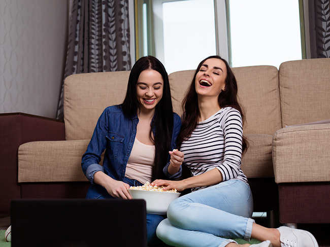 friends-tv-sisters-watching-GettyImages-959109712