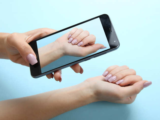 woman-smartphone-nails_GettyImages