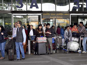 Airlines drop fares to attract Indian flyers