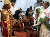 President offering flowers to artistes during Dusshera