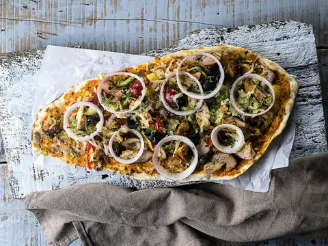 Chicken Makhani Naan Pizza