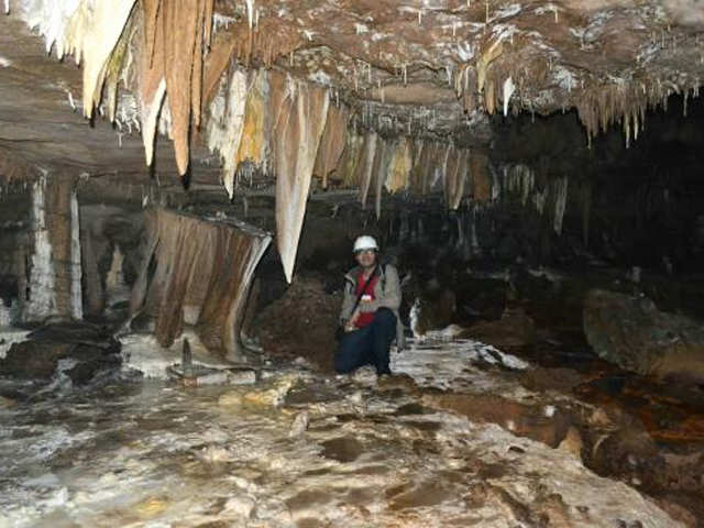 ​Mawmluh cave and stalagmites