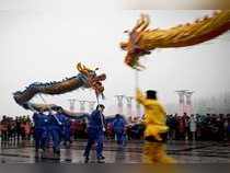 Beijing : Dragon dancers perform during the Lantern Festival organized by city g...
