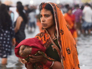 Lake chokes as hundreds pour in to observe Chaiti Chhath