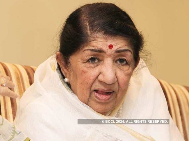 Lata Mangeshkar & family stood my the BSF jawans who lost their lives in the Kashmir Valley.