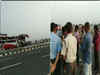 7 dead and 35 injured in a bus-truck crash on Agra-Lucknow expressway