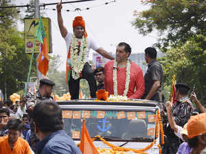 Wrestler Khali campaigns for BJP nominee, draws huge crowds