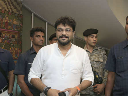 West Bengal: Babul Supriyo leading from Asansol, Locket Chatterjee from Hooghly