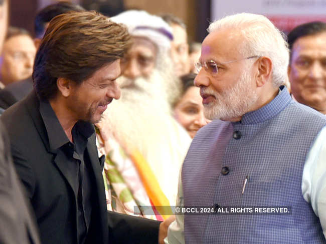 Shah Rukh Khan ​and ​PM Narendra Modi greet eachother at the 2018 Global Business Summit (GBS) in New Delhi.