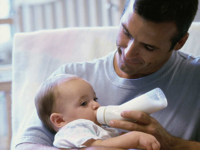 Skin-to-skin contact can help the baby bond better with the father.