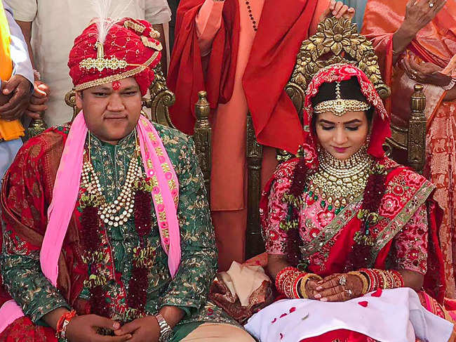 Kritika Singhal (R), daughter of diamond merchant Suresh Singhal, and Suryakant (L), son of industrialist Ajay Gupta, got married in Auli on June 20.