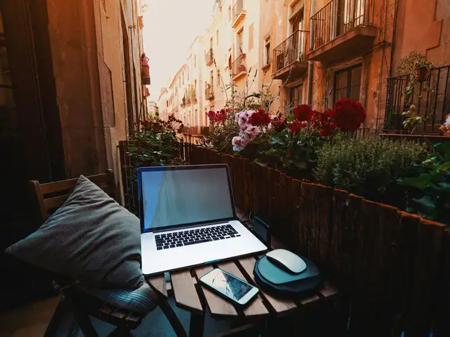 travel-laptop-holiday-work-