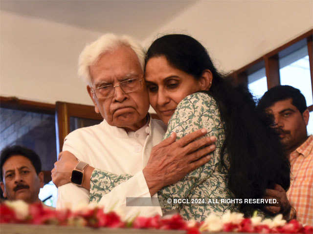 ​Natwar Singh consoles Sheila Dikshit's daughter