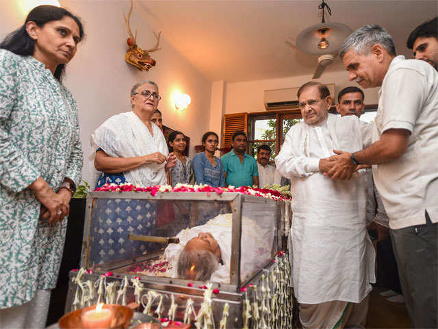 Sharad Yadav pays last tribute