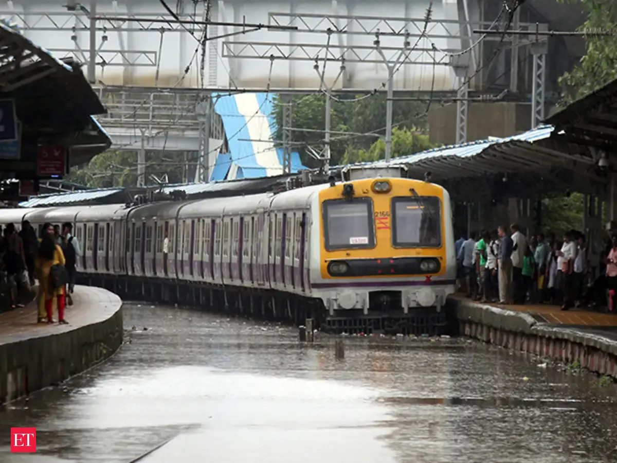 Heavy rains bring life to a standstill in Mumbai - The Economic Times ...