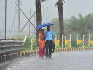 Heavy rain lashes Delhi-NCR, disrupting rush hour traffic