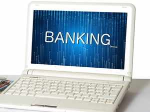 geld-computer-und-das-online-banking-picture-id947970054