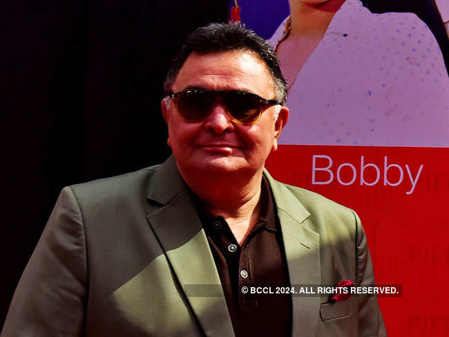 Rishi Kapoor said on Twitter that his anthem was played in a salon while getting a haircut. ​