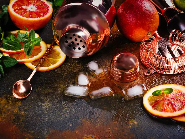 cocktail-drink-bar-GettyImages-925433226